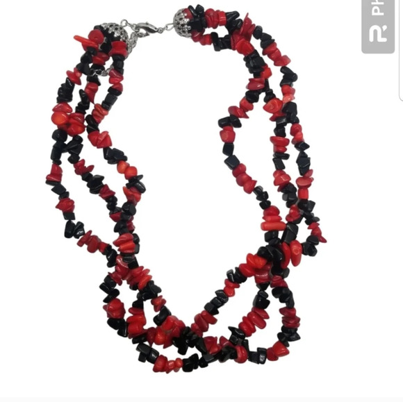 VINTAGE RED CORAL & BLACK ONYX CHIP LAYERED NECKLACE - Picture 3 of 5